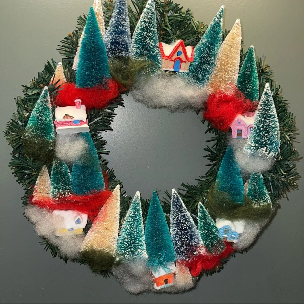 🎄 16 inch Christmas Village Bottlebrush Tree Wreath
